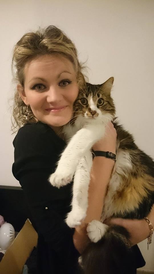 professionnel de Communication Animale portant un chat